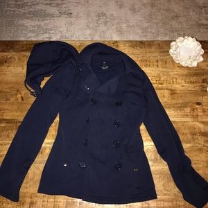 Button-up jacket. Detachable hood.